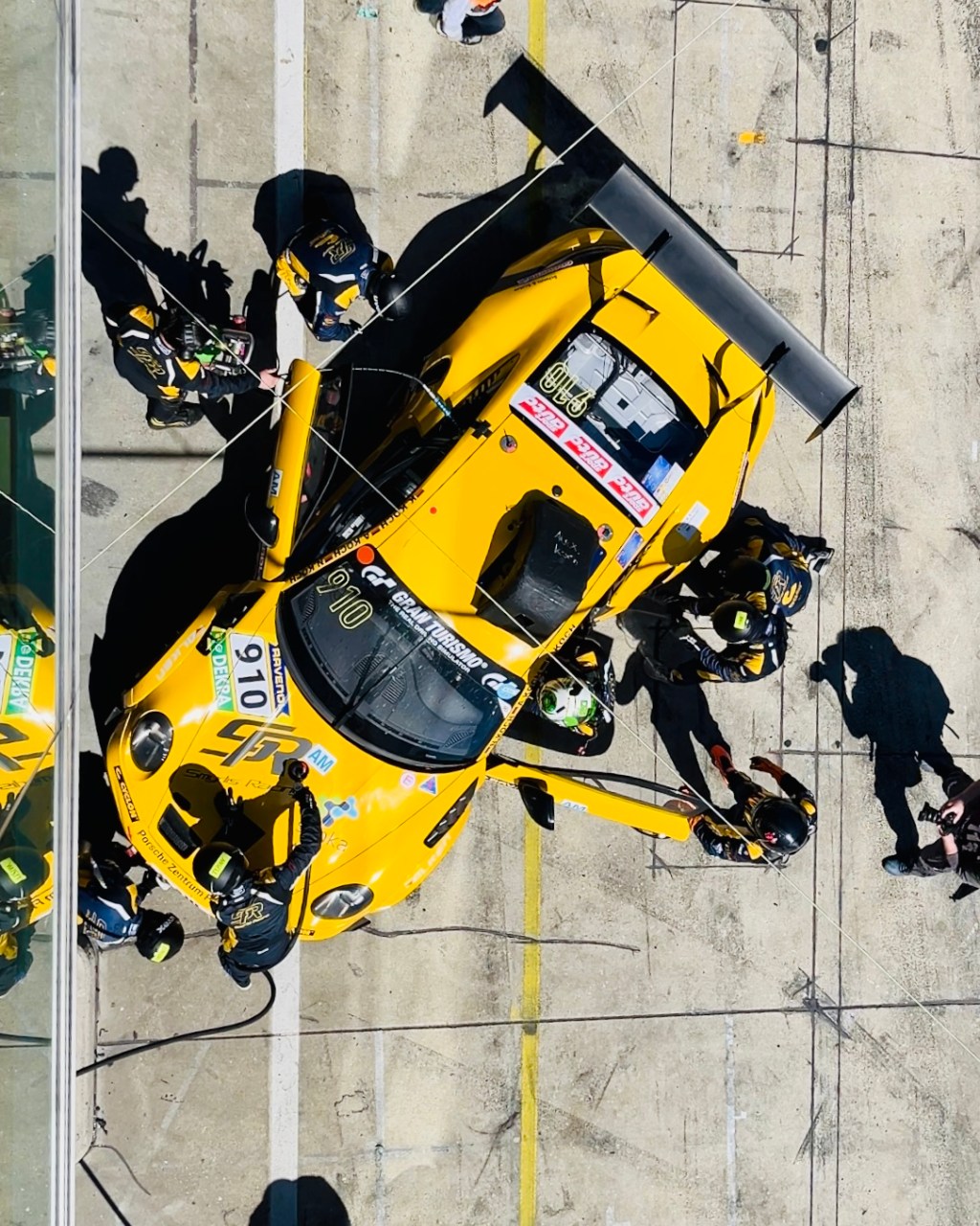 DER ERFOLG FÄLLT NICHT VOM HIMMEL, ER BEGINNT IN DER GARAGE